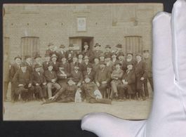 Fotografie Beamte vor dem kaiserlichen T
