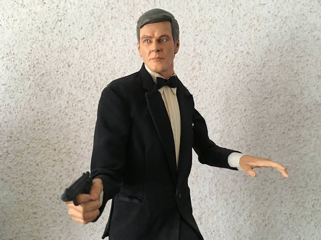 Statuette: SIDESHOW PREMIUM JAMES BOND ROGER MOORE – Usato da Geneve venduto da tigre69 1