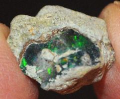 Edelstein L-9457– Schwarzer Äthiopischer Opal roh 7,55 Karat