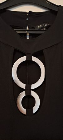 Elegantes schwarzes Sommerkleid mit Ring-Detail, Grösse 36
