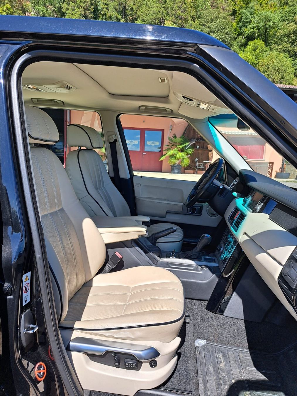 Land Rover Automobili: Geländewagen Range Rover schwarz – Usato da Lyss venduto da fludimus 7