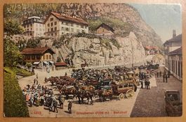 Bahnhof Göschenen mit vielen Kutschen um 1910