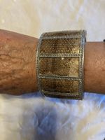 Breiter Armreif mit Schlangenleder und Strass