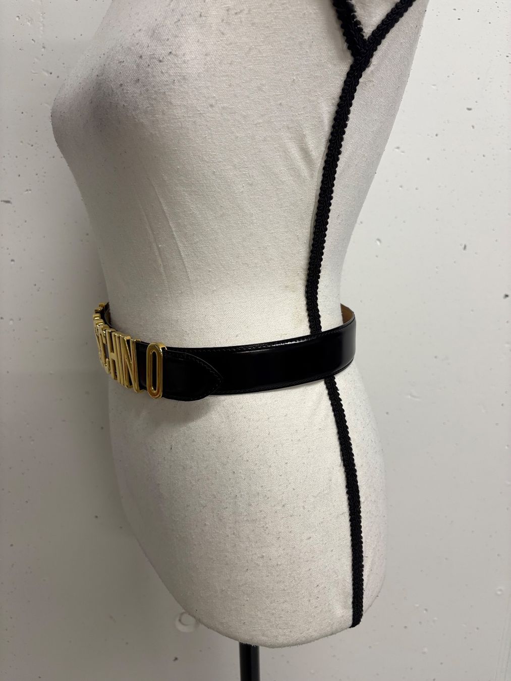 Moschino Cinture: Moschino Gürtel Schwarz Gold Gr. 75 – Nuovo (secondo la descrizione) da Regensdorf venduto da secondchancefashion 2