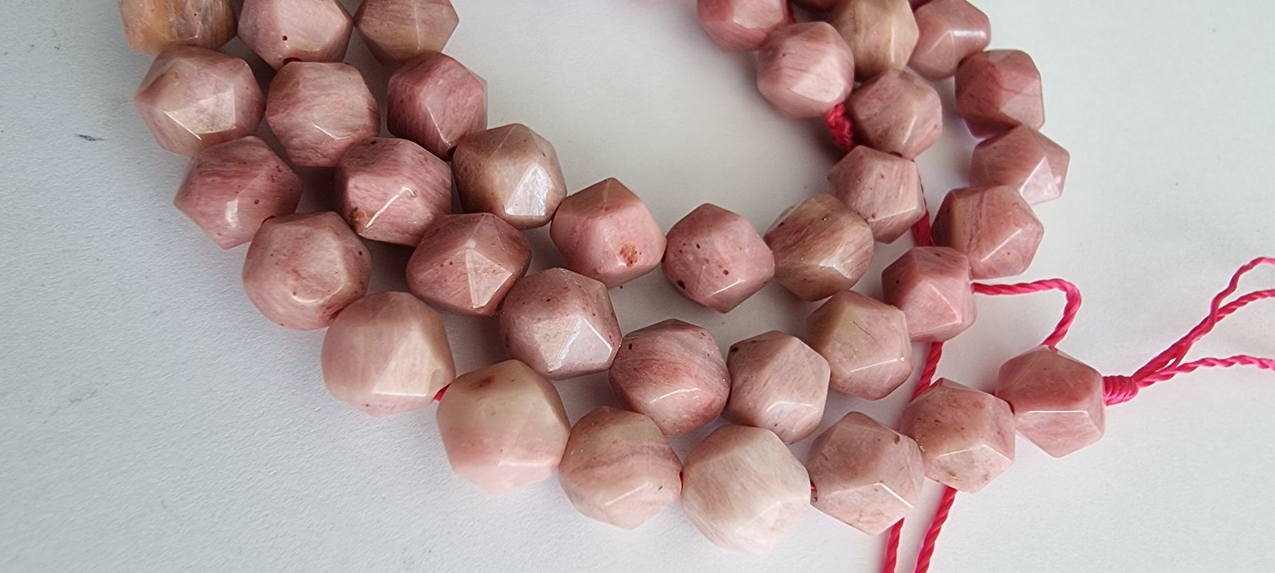 Minerali & Pietre curative: Rhodonit facettiert 6mm. Strang – Nuovo e nell'imballaggio originale da Menziken venduto da Mirager 2