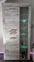 Schrank mit Vitrine und Beleuchtung