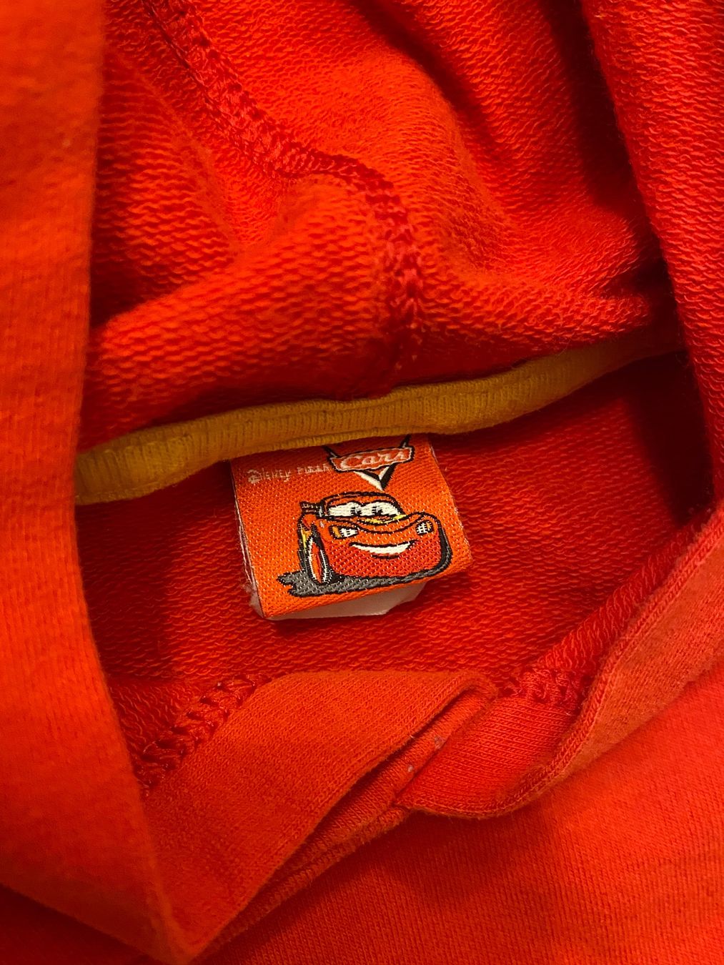 Maglioni & Felpe: Pullover Lightning McQueen Gr 128 Cars Kapuzenpullover – Usato da Basel venduto da him_5r5n 2
