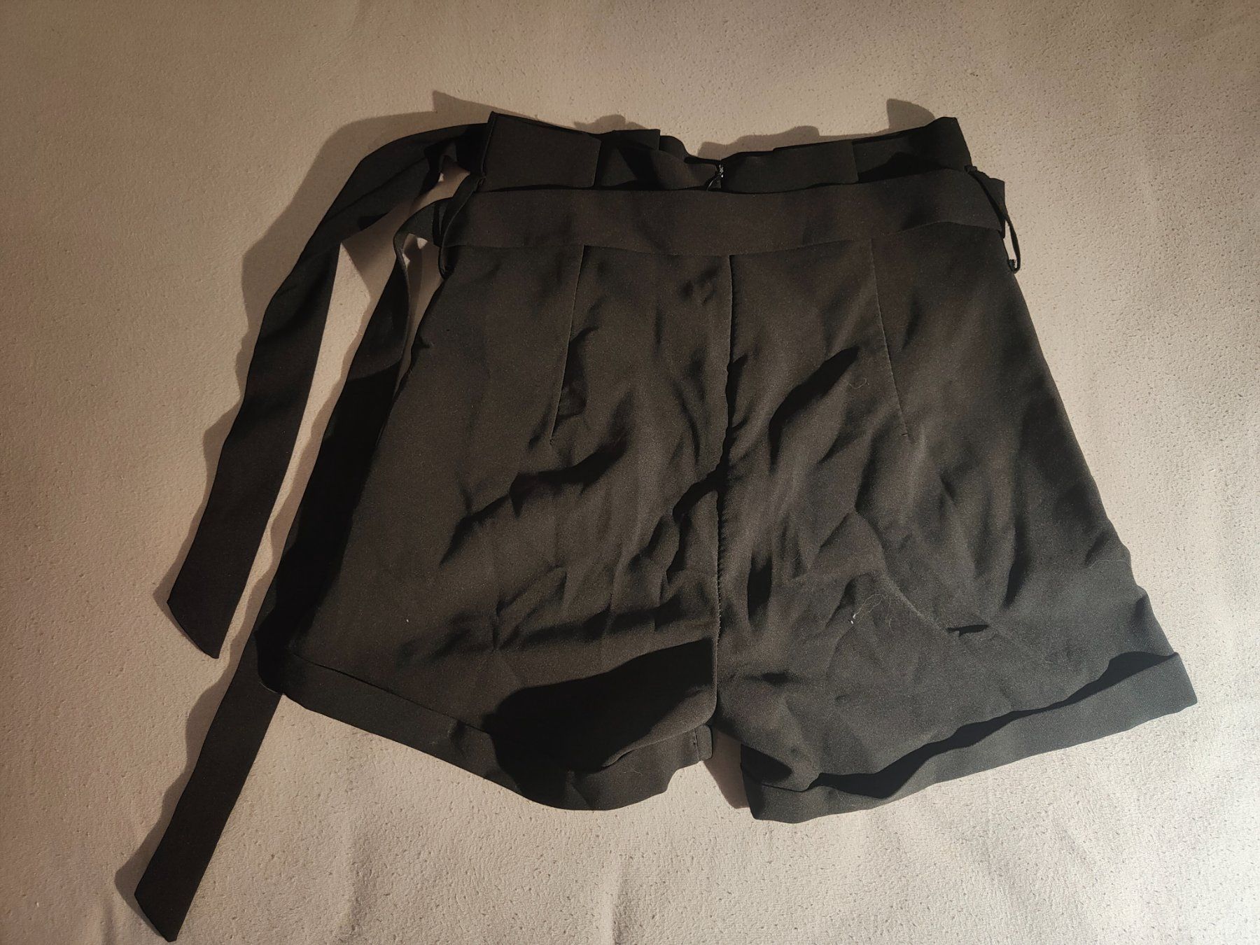 Pantaloni: Short noir taille haute taille S – Usato da Arveyes venduto da villarscars 1