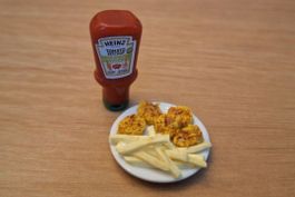 Puppenhaus Nuggets Pommes auf Kerami Teller