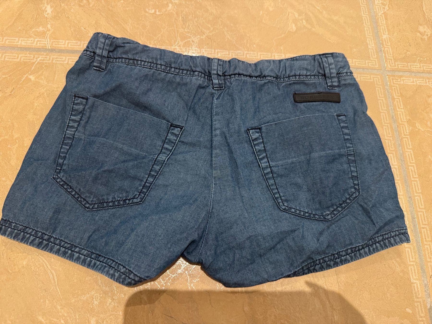 Burberry Pantaloni: Burberry schöne kurze Hose, 8J 128 – Usato da Klingnau venduto da Markus14 2