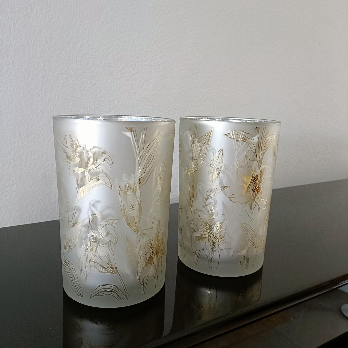 Portacandele: 2 Windlichter, matt, gold, Lilien, neuwertig – Usato da Attelwil venduto da mike2882 2
