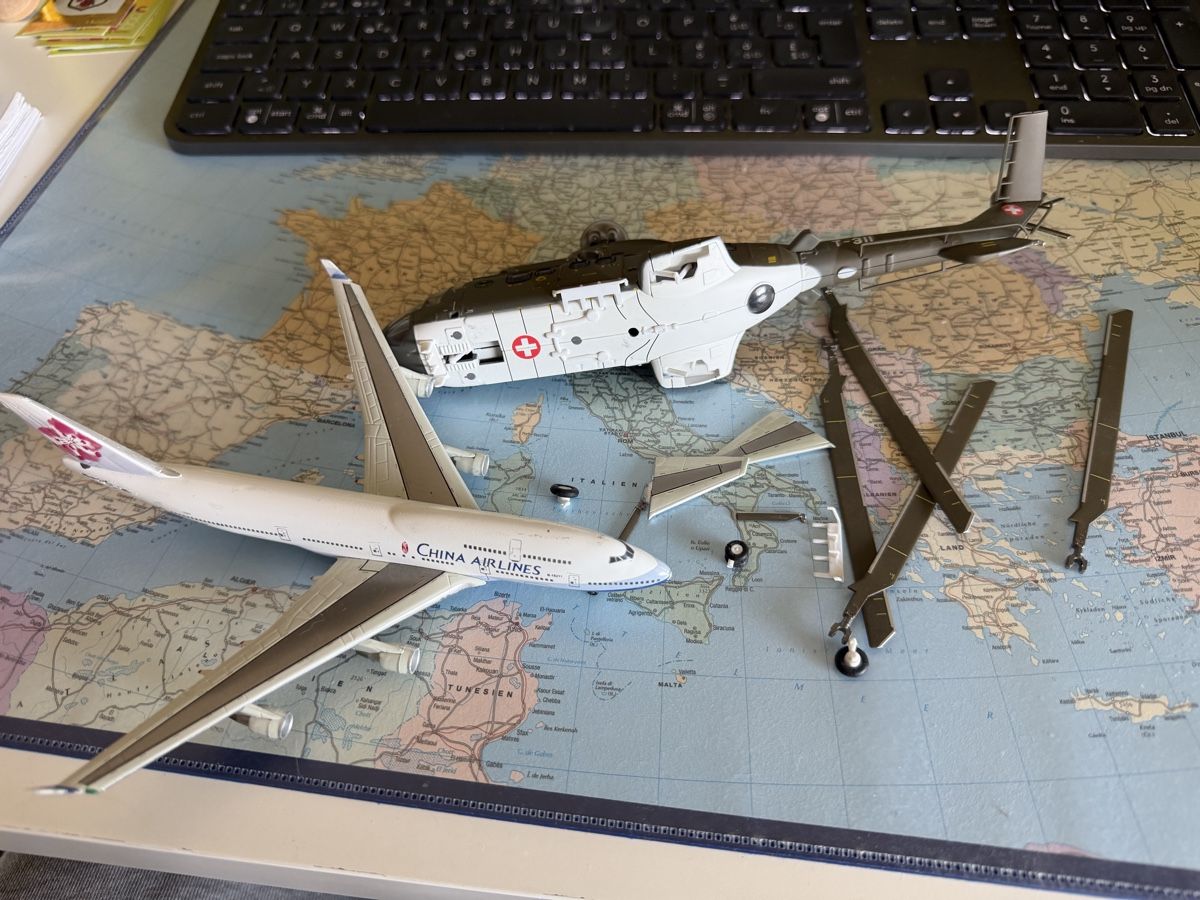 Modellbausätze & Standmodelle: Flugzeugmodelle China Airlines, Helikopter  – Defekt aus Niederhasli von Dully16 1