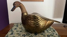 Entenfigur im Stil von Sergio Bustamante Keramik und Messing