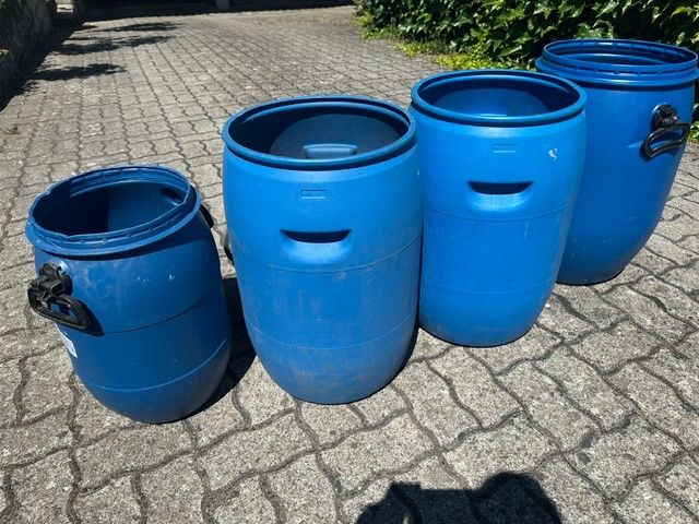 Accessoires: 4 blaue Kunststofffässer mit Deckel und Spannring – D'occasion à Mägenwil par Pwidi 2