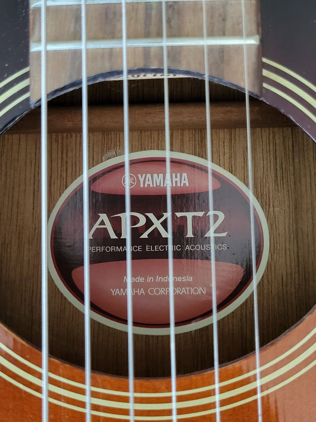 Yamaha Strumenti musicali: Yamaha APXT2 kompakte Akustik-E-Gitarre mit Tasche & Gurt – Usato da Gattikon venduto da boriskhv 3