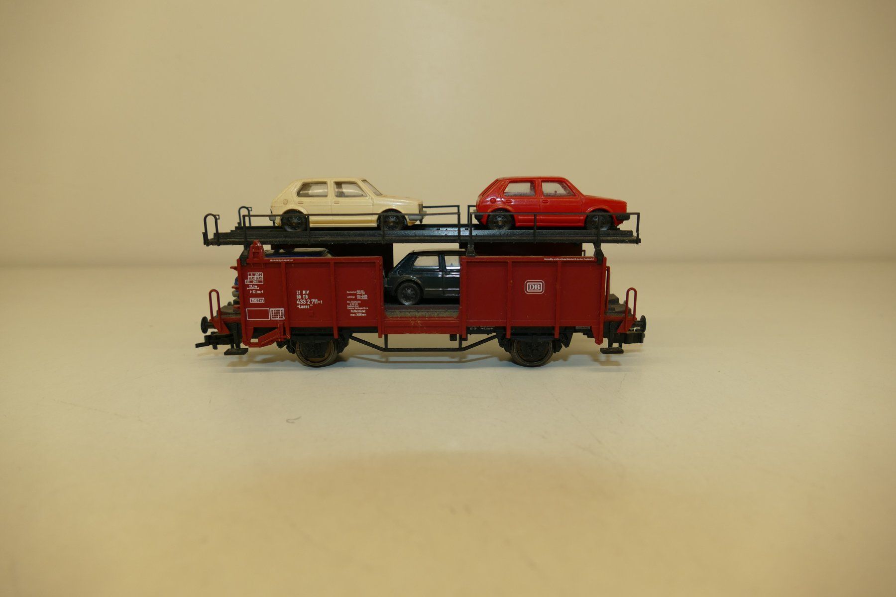 Fleischmann Modellini di ferrovie: Fleischmann H0: DB Autotransportwagen mit 4xPKW – Usato da Niederhasli venduto da rail-duerst 1