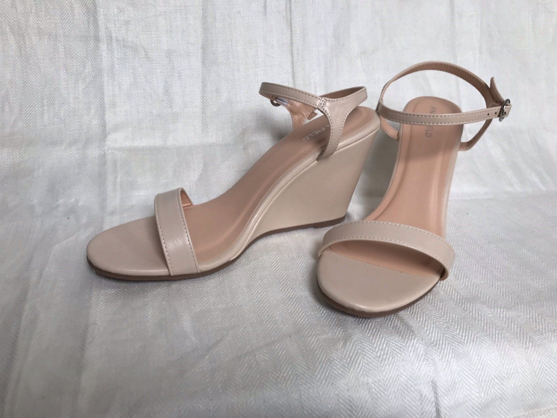 Scarpe da donna: Hübsche Keil-Sandaletten nude Grösse 41 – Nuovo (secondo la descrizione) da Leutwil venduto da ricare-2h 1