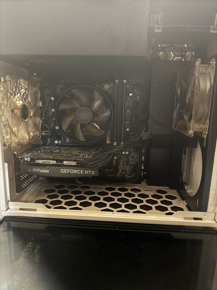 PC: Erazer Gaming Pc – Usato da Basel venduto da rui_fdb2 1