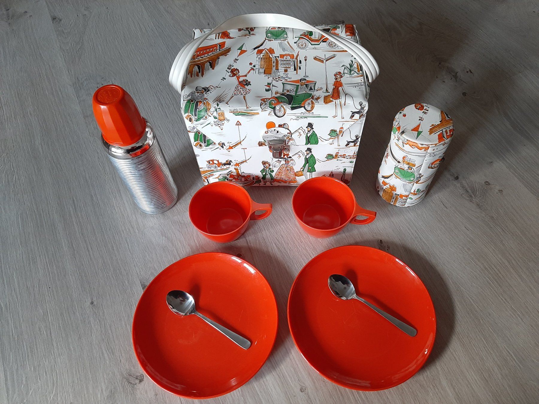 Set di piatti: Mid Century 50er 60er Vintage Oldtimer Camping Picknick Set – Usato da Erschwil venduto da Karabella 1