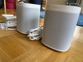 2x Sonos One Lautsprecher weiss gebraucht mit Wandhalter