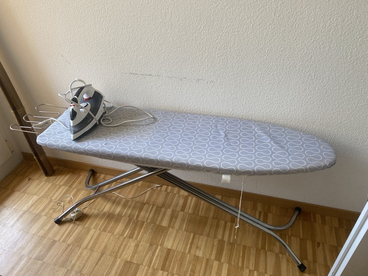 Ferri da stiro: Bügeleisen – Usato da Zürich venduto da LOURA_PLATES