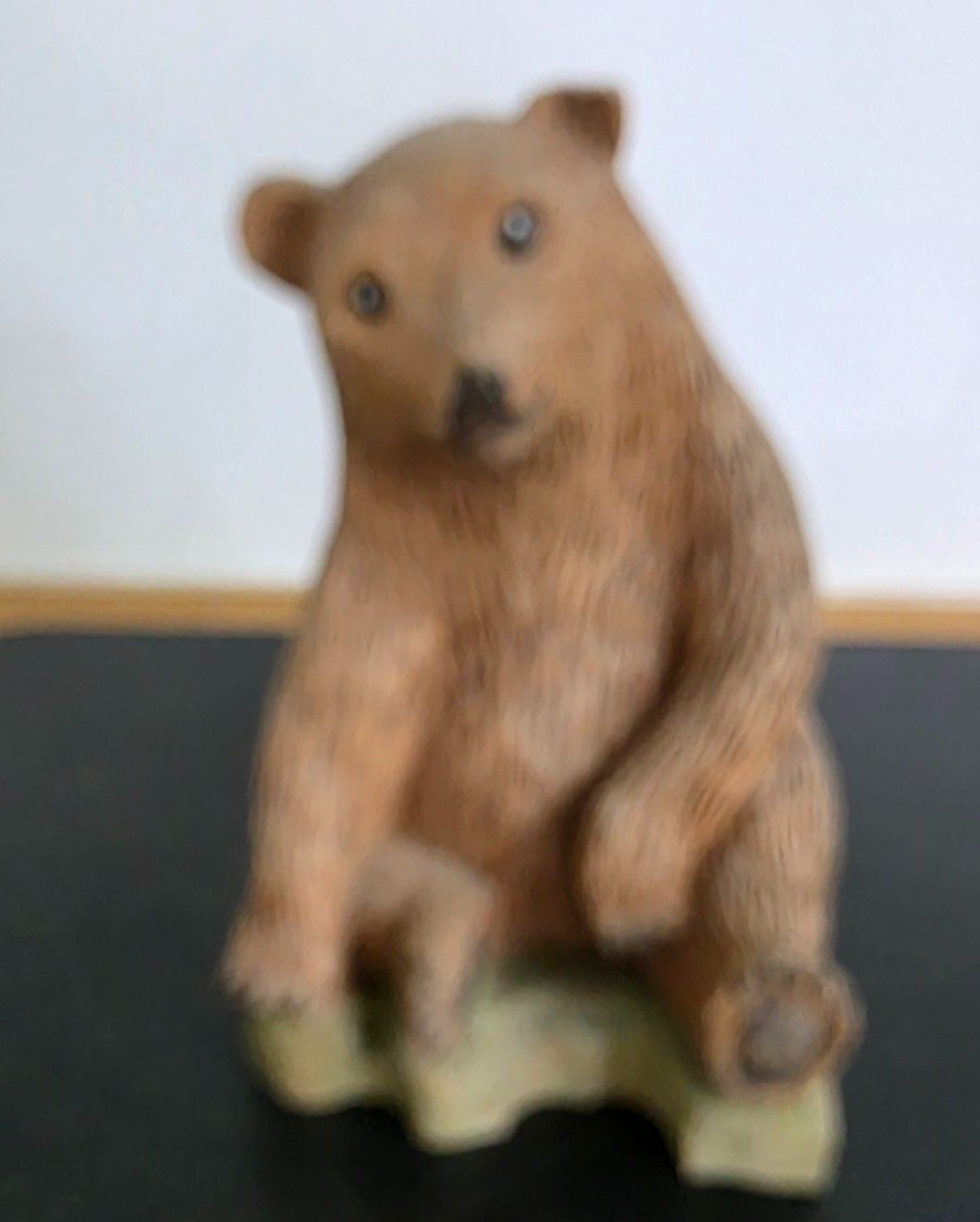 Statuette: Schöne handgeschnitzte Bärenfigur aus Holz – Usato da Flums venduto da Flumsantik