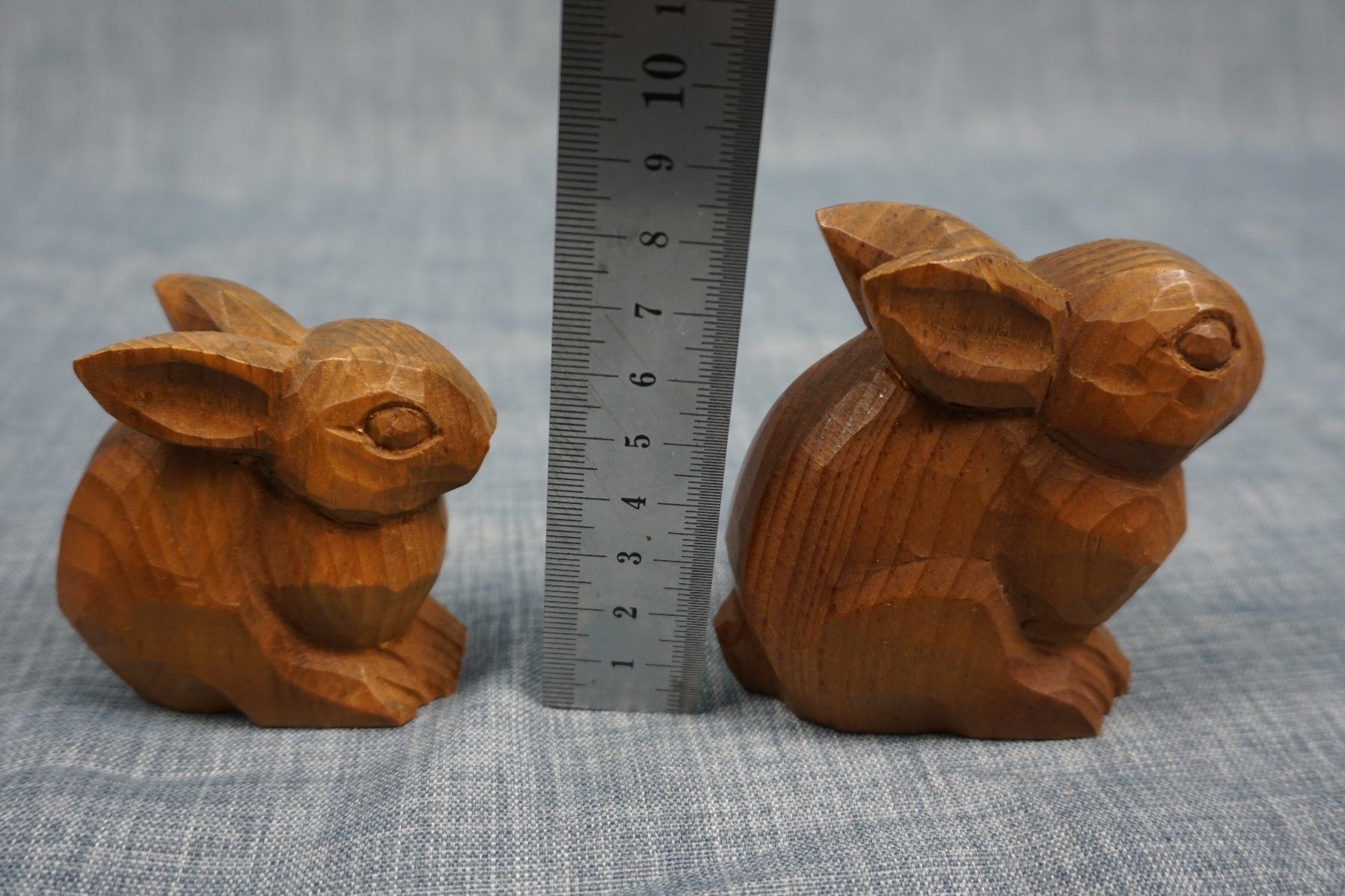 Figuren: Zwei Hasen Holzfiguren geschnitzt – Neu (gemäss Beschreibung) aus Diessbach b. Büren von Crocharry 1