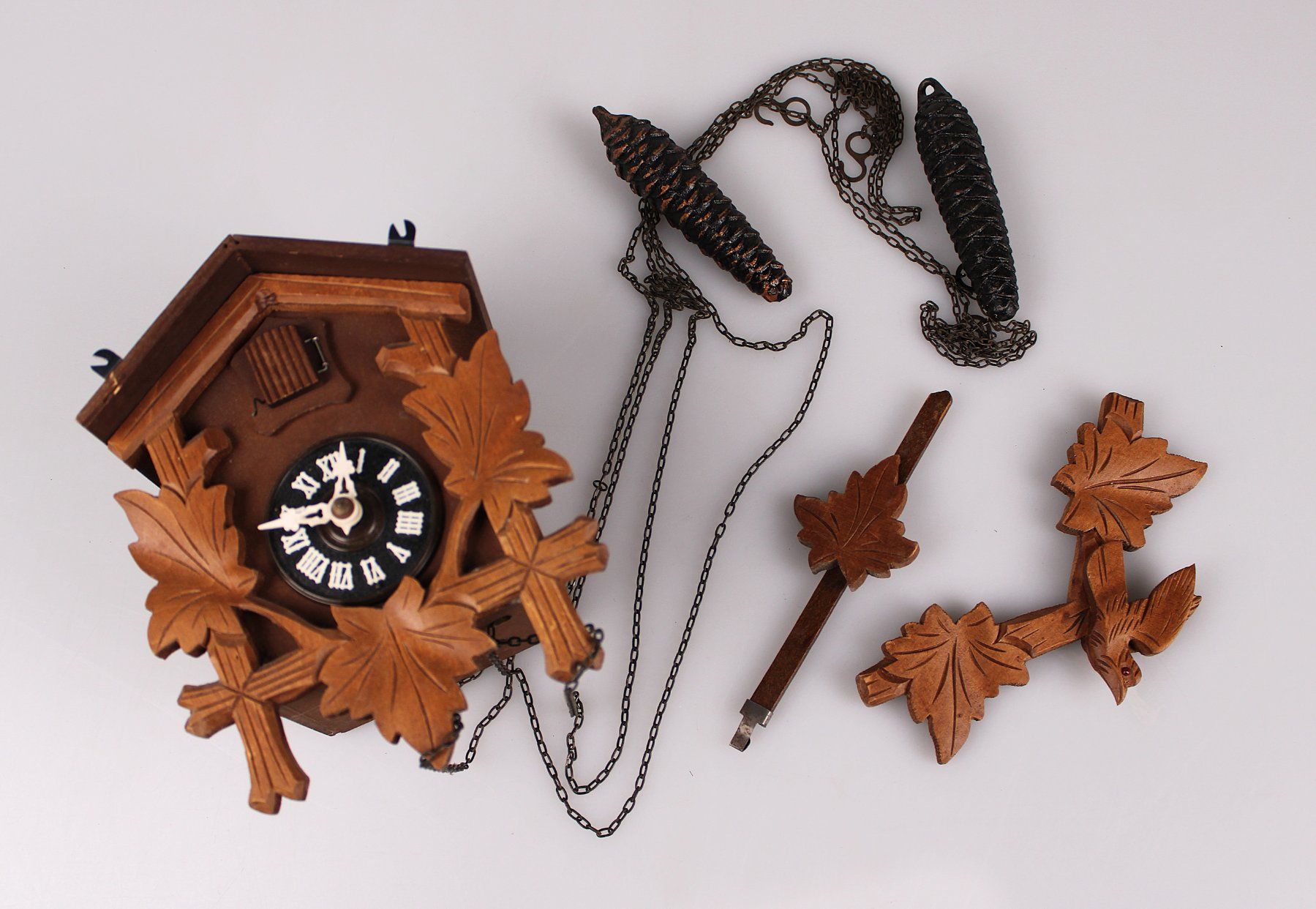 Orologi da terra & Orologi da parete: Kuckucksuhr mit geschnitztem Holzgehäuse – Usato da Volketswil venduto da brockipfannenstil 4