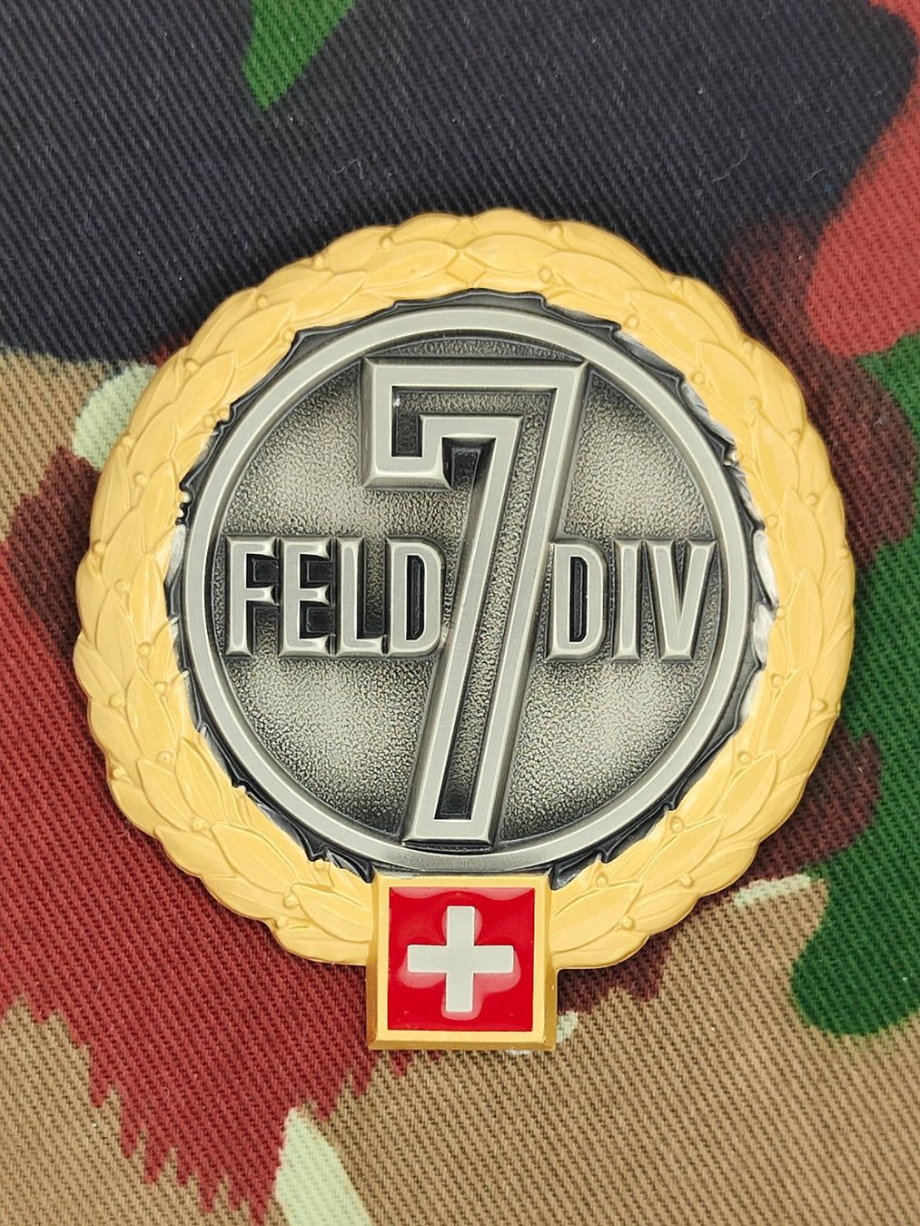 Schweizer Armee Placchette & Badge: Béretemblem Felddivision 7 Goldkranz – Usato da Bauma venduto da SwissMilitaria