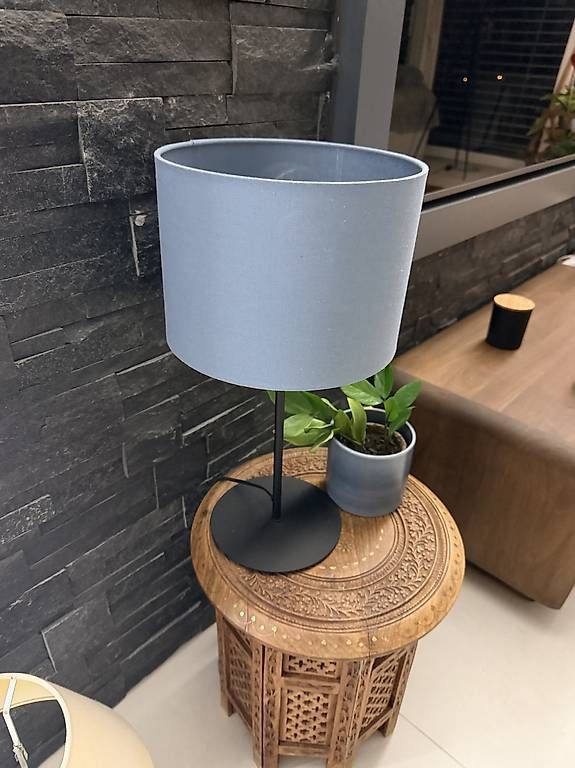 Cuscini: 3 Lampen, 5 Übertopfe, 3 Dekorkissen blau – Usato da Wettingen venduto da Dobleday 2
