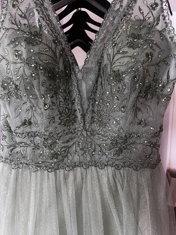 Vestiti: Abendkleid/ Bridemaidskleid  – Usato da Winterthur venduto da Anjarys