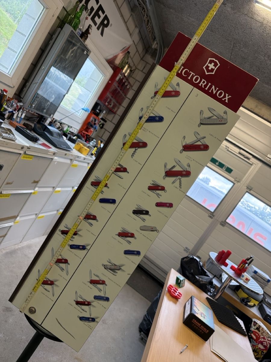 Victorinox Coltelli tascabile: Victorinox Taschenmesserverkaufsständer – Usato da Rütschelen venduto da Pemaru 1