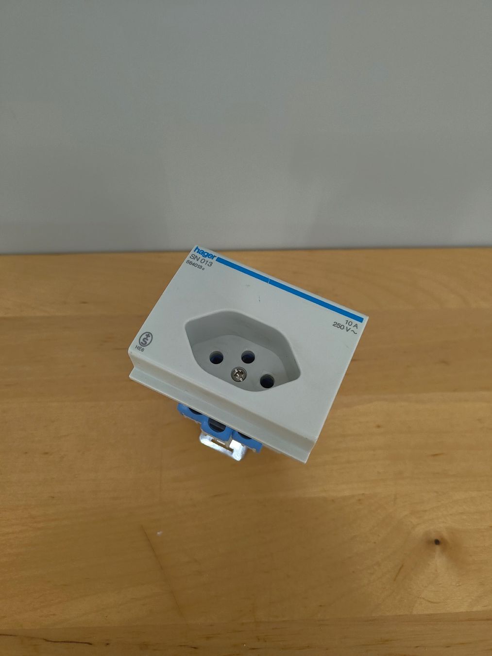 Hager Spine: HAGER SN013 Steckdose Typ 13 10A 250V DIN Einbau – Usato da Emmenbrücke venduto da BlSi