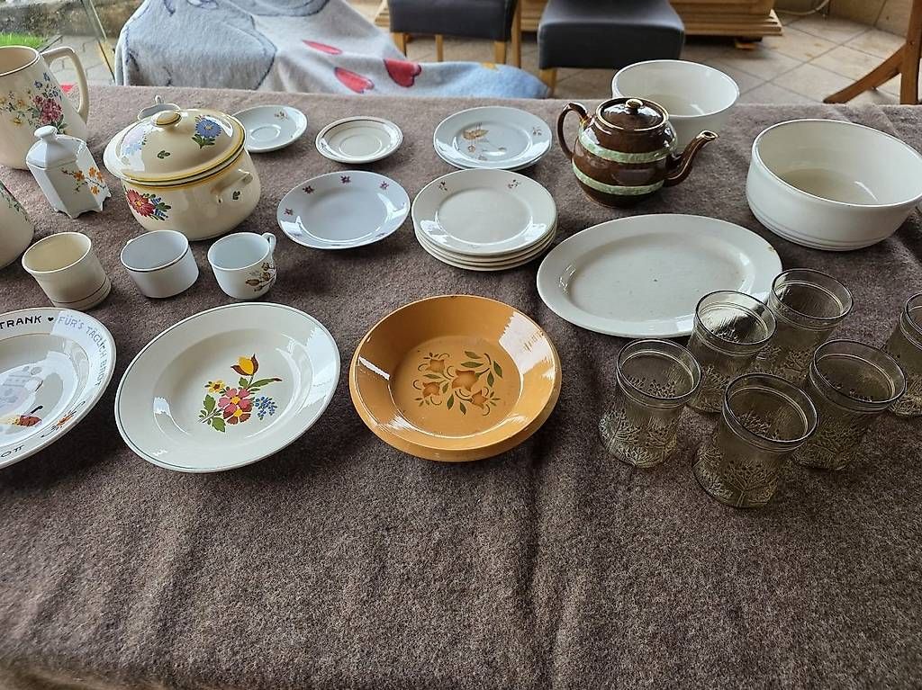 Set di piatti: Diverses Geschier zum teil Antik – Usato da Schwarzenegg venduto da Stakro 1