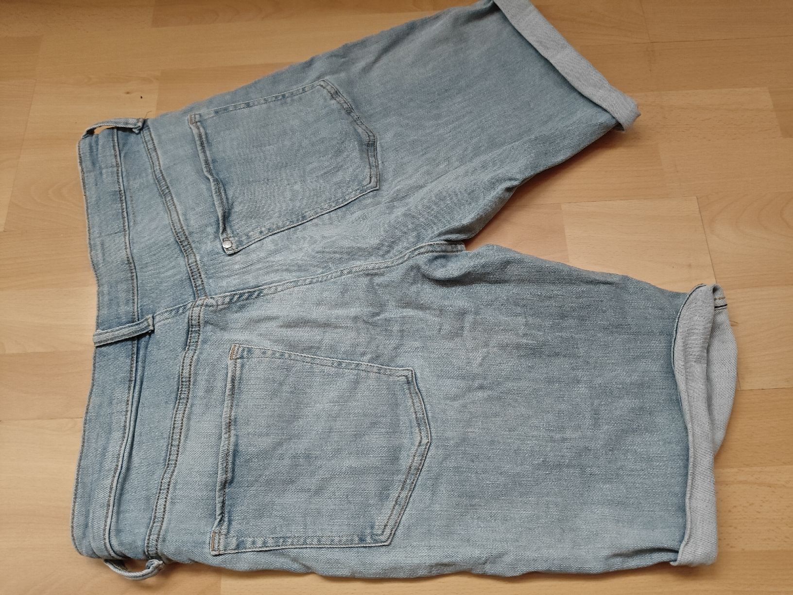 H&M Jeans: Kurze Jeans hellblau – Usato da grafstal venduto da dav_8xlw 2