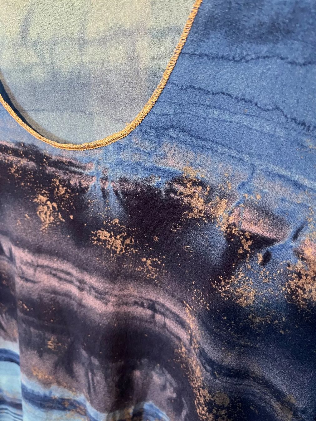 Blusen: Dame Bluse blau gemustert mit Goldrand kurzarm – Gebraucht aus Wabern von Bernersommer 1