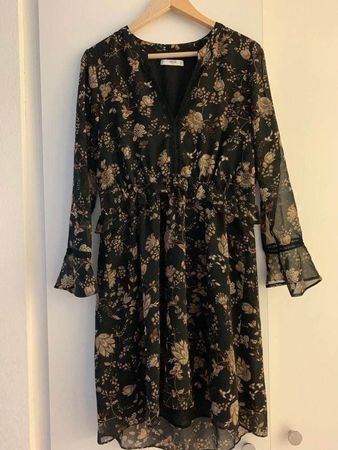 Kleid mit transparenten Ärmeln