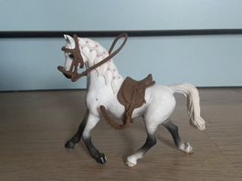 Weisses Schleich-Pferd mit Sattel und Zaumzeug