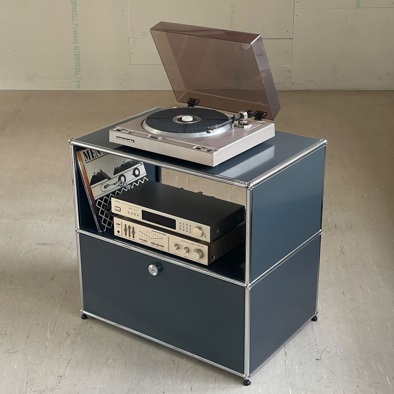 USM Credenze: USM Haller Stereo / Fernseher Möbel - Anthrazit – Usato da Bern venduto da Modern-Era