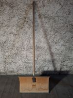 Schneeschaufel Adlus mit Holzstiel, gebrauchter Zustand