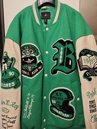 College Jacke grün mit Patches Grösse XL neuwertig