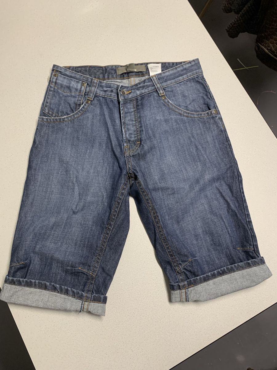 H&M Jeans: Bermudas Herren Jeans Blau Gr. 32 – D'occasion à Biel-Benken BL par PANORMUS