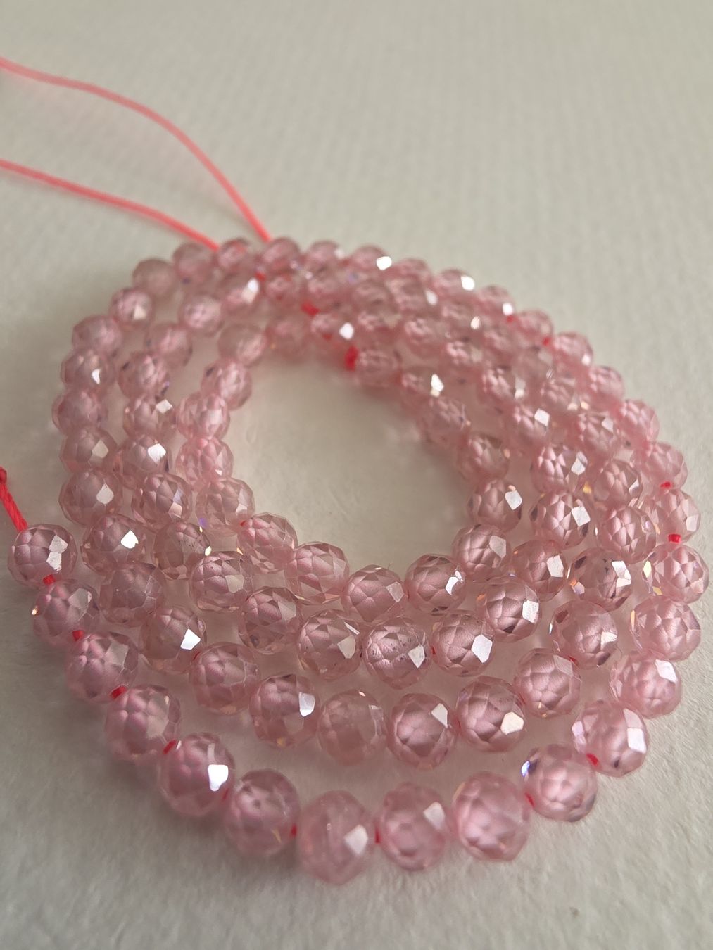 Minerali & Pietre curative: Zirkon Rosa facettiert 4mm. Strang – Nuovo e nell'imballaggio originale da Menziken venduto da Mirager