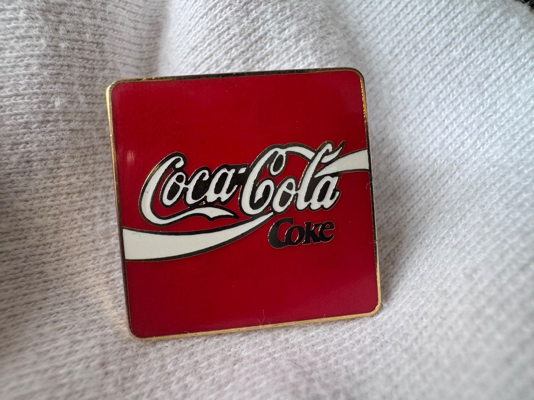 Coca-Cola Placchette & Badge: Pins Coca Cola pin – Usato da Neuchâtel venduto da _Easy_to_Find_