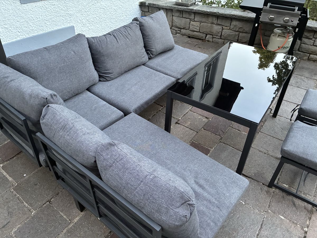 Set di tavolo e panche: Gartensitzlounge 5-teilig grau mit Tisch und Hockern – Usato da Dürnten venduto da had0. 1