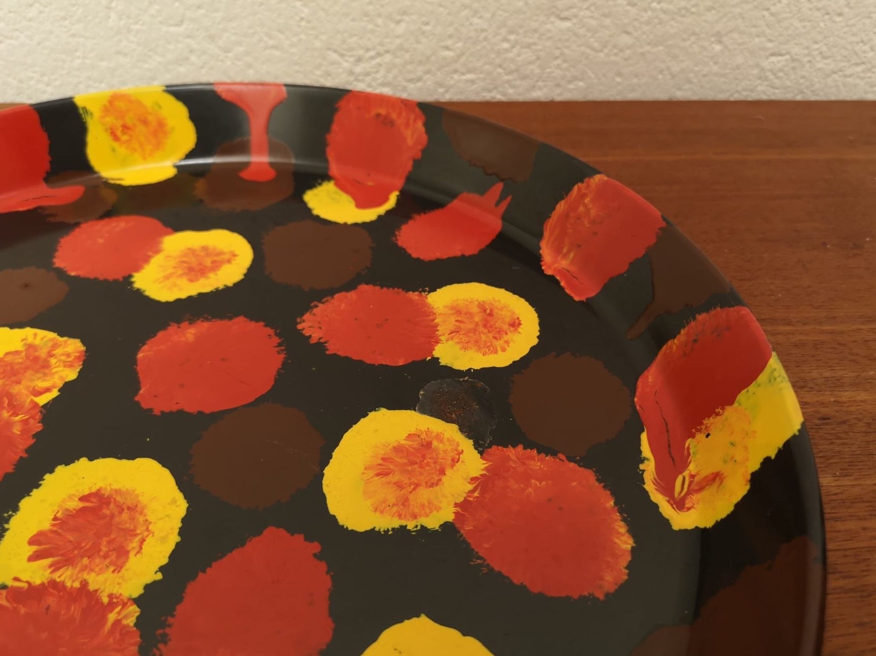 Piatti di portata: Vintage Blechtablett Farbtupfer Tablett Serviertablett rund – Usato da Zürich venduto da Vintagewiesel 3