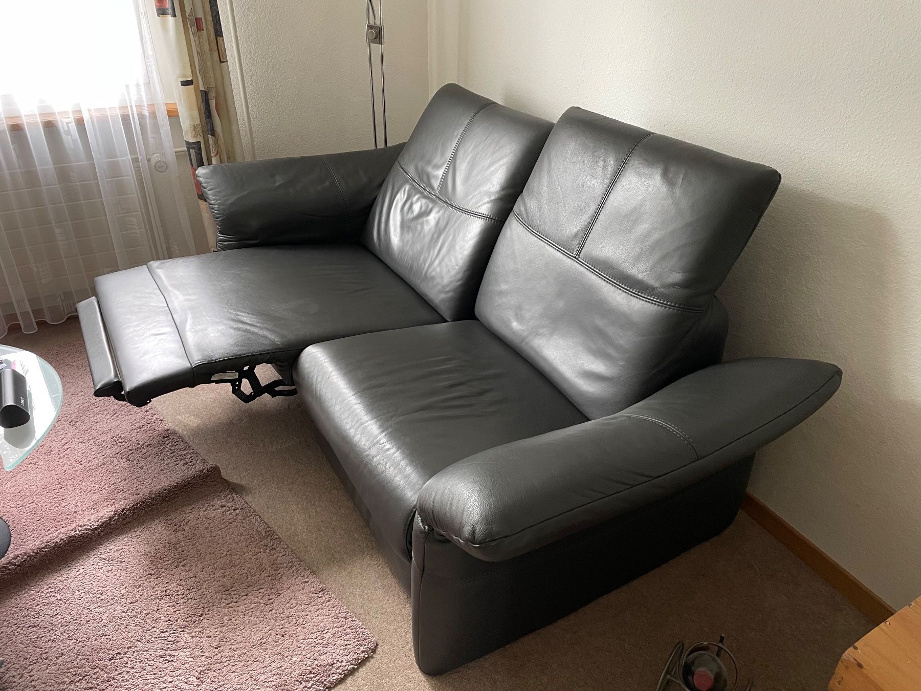 Divani: 2-Sitzer Ledersofa anthrazit mit Relaxfunktion – Usato da Freidorf TG venduto da DOSE61 2