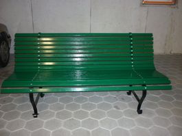 Grüner Gartenbank