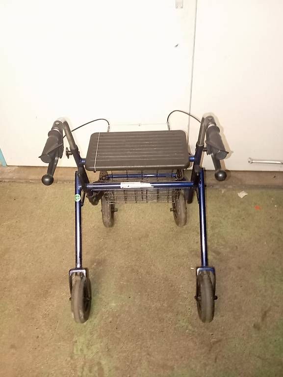 Aides à la marche: Rollator mit Bremse – D'occasion à Basel par Petergunn 2