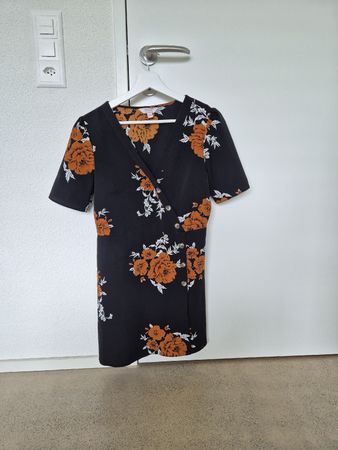 Hübsches Minikleid mit Zierknöpfen